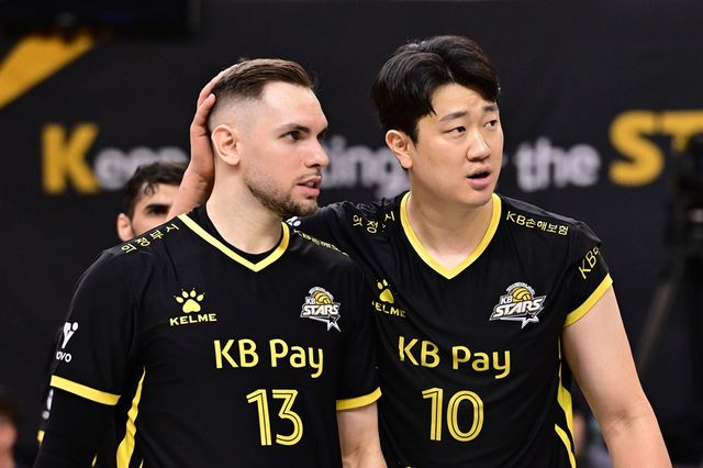 왼쪽부터 KB손해보험 안드레스 비예나, 나경복. 30일 의정부에서 열린 남자부 V리그 포스트시즌 플레이오프 3차전 대한항공과의 홈경기에서 패한 뒤 서로 격려하고 있다. KOVO