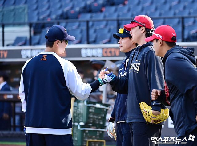 28일 오후 대전한화생명볼파크에서 열리는 '2025 신한 SOL Bank KBO리그' 한화 이글스와 KIA 타이거즈의 경기에 앞서 한화 노시환과 KIA 정해영이 이야기를 나누고 있다. 엑스포츠뉴스 DB