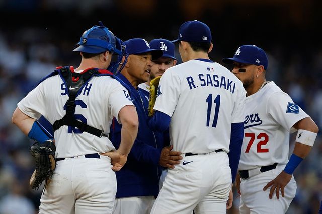 다저스 투수 사사키(11번)는 30일(한국시간) 다저스타디움에서 열린 '2025 메이저리그' 디트로이트전에서 선발 등판했다. 볼넷 4개를 내주는 등 제구 난조에 발목이 잡혀 1⅔이닝 2실점을 기록한 뒤 마운드를 내려왔다. 연합뉴스 AFP