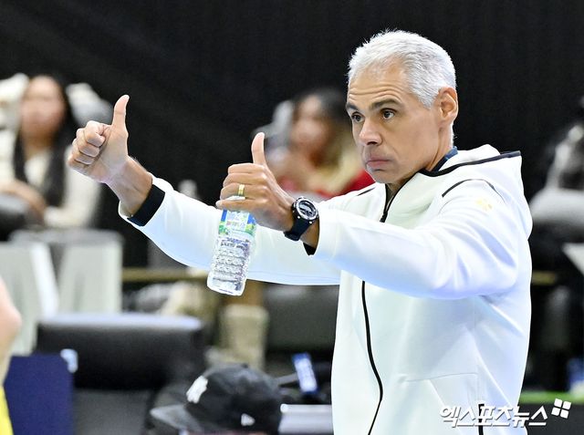 남자프로배구 KB손해보험 레오나르도 아폰소 감독이 경기 중 선수들에게 엄지를 치켜세우고 있다. 엑스포츠뉴스 DB