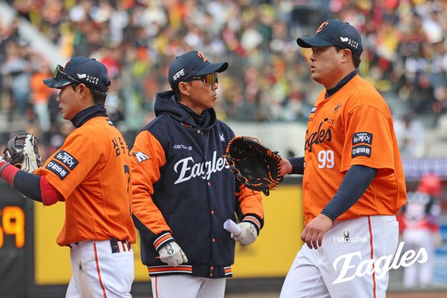 30일 대전 한화생명 볼파크에서 열린 2025 신한 SOL Bank KBO리그 KIA 타이거즈와 한화 이글스의 경기, 선발투수 류현진은 6이닝 2실점으로 퀄리티스타트를 달성하며 호투했으나 시즌 첫 승을 올리지 못했다. 한화 이글스