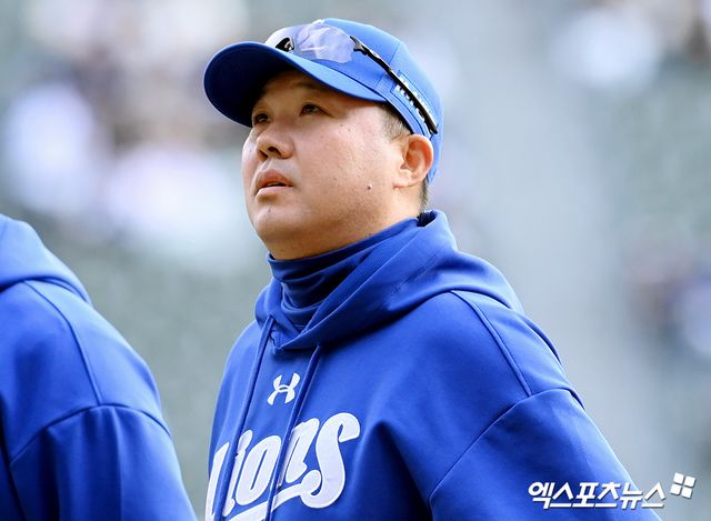 28일 오후 서울 송파구 잠실야구장에서 열린 '2025 신한 SOL Bank KBO리그' 삼성 라이온즈와 두산 베어스의 경기, 강승호의 2타점 적시타에 힘입어 2:0 홈 개막에서 승리를 거뒀다. 삼성 박진만 감독이 경기를 준비하고 있다. 엑스포츠뉴스 DB
