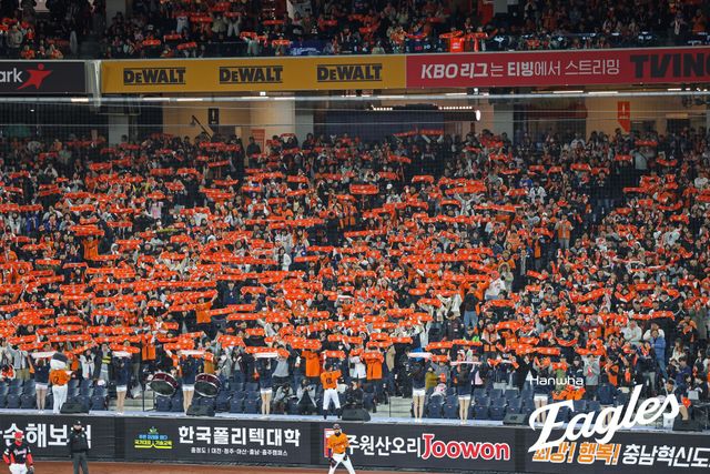 한화 이글스는 30일 대전 한화생명 볼파크에서 2025 신한 SOL Bank KBO리그 KIA 타이거즈와 한화의 팀 간 3차전에서 오후 1시 14분 1만7000석 전석 매진을 달성하며 13경기 연속 매진 기록을 작성했다. 한화 이글스