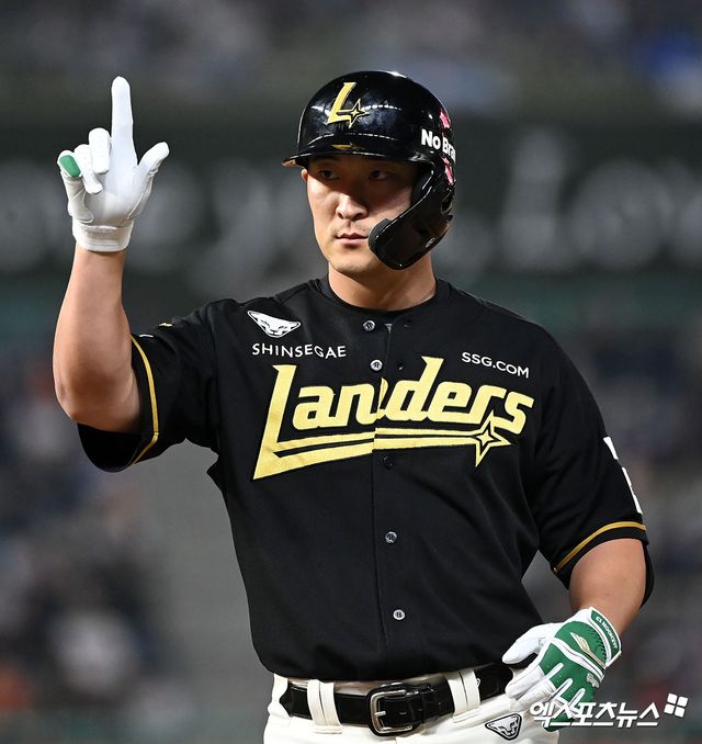 24일 오후 인천SSG랜더스필드에서 열린 '2024 신한 SOL Bank KBO리그' 한화 이글스와 SSG 랜더스의 경기, 6회말 SSG 하재훈이 좌전안타를 날린 후 세리머니를 하고 있다. 엑스포츠뉴스 DB