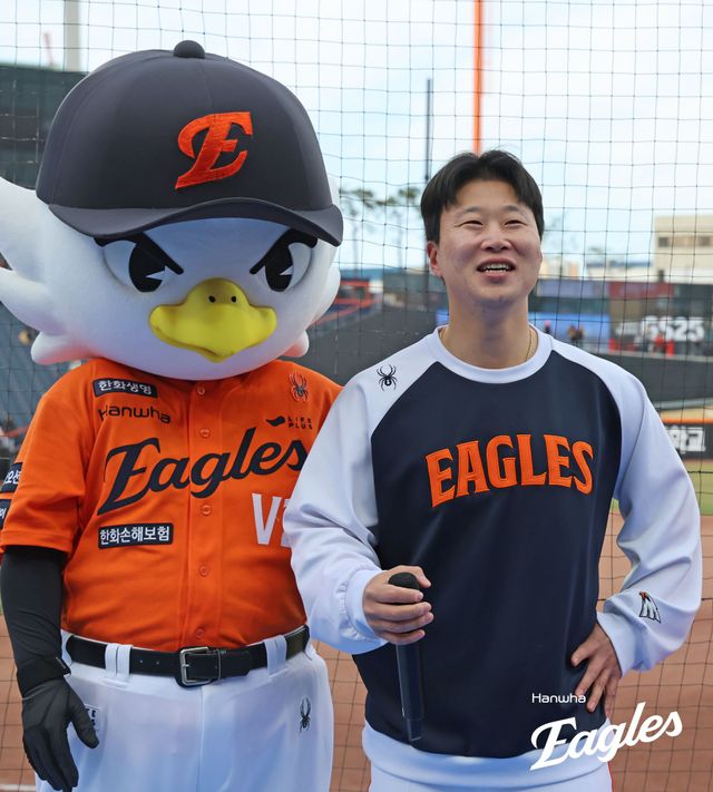 한화 이글스 김종수는 29일 대전 한화생명 볼파크에서 열린 2025 신한 SOL Bank KBO리그 KIA 타이거즈와의 홈경기에서 한화의 세 번째 투수로 등판, 1⅔이닝 무피안타 2볼넷 무실점으로 팀의 역전승 발판을 마련하고 1005일 만의 승리투수가 됐다. 한화 이글스