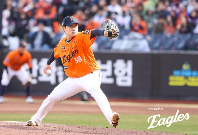 한화 이글스 김종수는 29일 대전 한화생명 볼파크에서 열린 2025 신한 SOL Bank KBO리그 KIA 타이거즈와의 홈경기에서 한화의 세 번째 투수로 등판, 1⅔이닝 무피안타 2볼넷 무실점으로 팀의 역전승 발판을 마련하고 1005일 만의 승리투수가 됐다. 한화 이글스