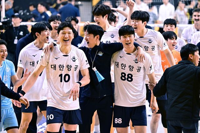 대한항공 선수들이 30일 의정부에서 열린 V리그 남자부 플레이오프 3차전 KB손해보험과의 경기에서 승리한 뒤 기뻐하고 있다. KOVO