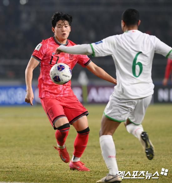 배준호와 양민혁이 30일(한국시간) 영국 스토크에 있는 브리타니아 스타디움에서 열린 2024-2025시즌 잉글랜드 챔피언십(2부) 39라운드 맞대결에서 나란히 득점포를 가동했다.&nbsp;엑스포츠뉴스DB