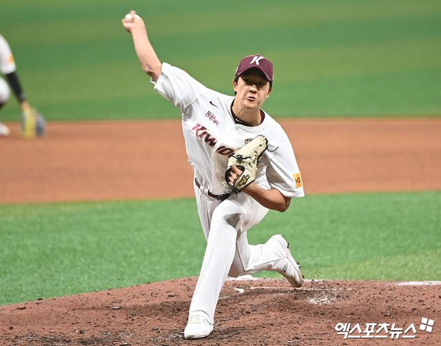 12일 오후 서울 구로구 고척스카이돔에서 열린 '2024 신한 SOL Bank KBO리그' 롯데 자이언츠와 키움 히어로즈의 경기, 7회초 무사 1,2루 키움 전준표가 공을 힘차게 던지고 있다. 엑스포츠뉴스 DB