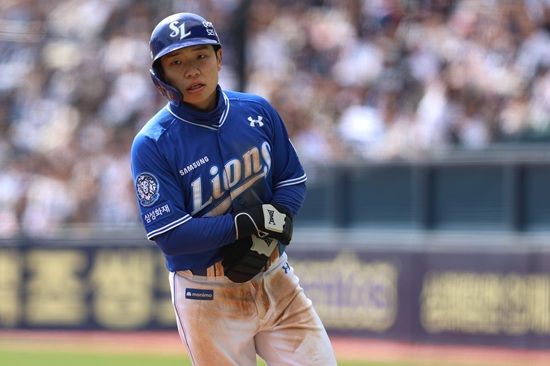 삼성 라이온즈가 30일 잠실 두산전에서 선발 투수 레예스의 복귀승과 구자욱의 결승타로 주말 위닝시리즈를 달성했다. 삼성 라이온즈