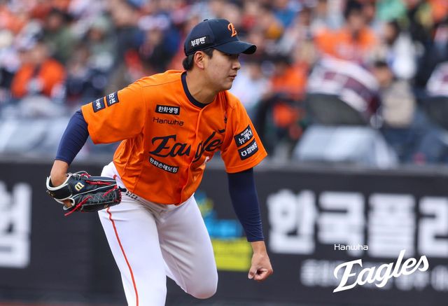 한화 이글스 신인 투수 권민규는 1군 데뷔전이었던 26일 잠실 LG전에서 1이닝 무실점, 홈 데뷔전이었던 대전 KIA전에서 1⅓이닝 무실점을 기록했다. 한화 이글스