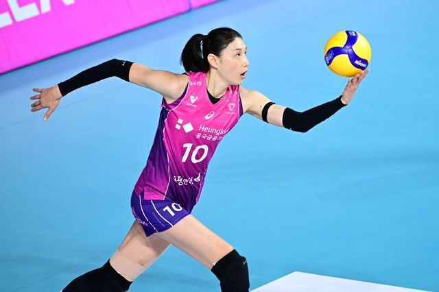 31일 인천 삼산월드체육관에서 열린 도드람 2024~2025 V리그 여자부 흥국생명과 정관장의 챔피언결정전 1차전 경기, 흥국생명이 3-0(25-21, 25-22, 25-19)로 승리하며 기선제압에 성공했다. 김연경은 16점을 올리며 팀 승리를 이끌었다. KOVO