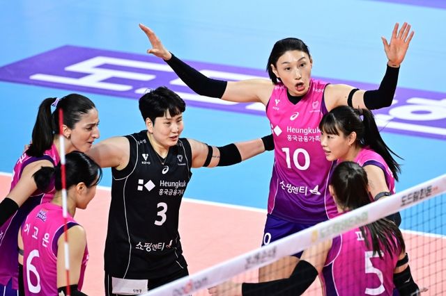 31일 인천 삼산월드체육관에서 열린 도드람 2024~2025 V리그 여자부 흥국생명과 정관장의 챔피언결정전 1차전 경기, 흥국생명이 3-0(25-21, 25-22, 25-19)로 승리하며 기선제압에 성공했다. 김연경은 16점을 올리며 팀 승리를 이끌었다. KOVO