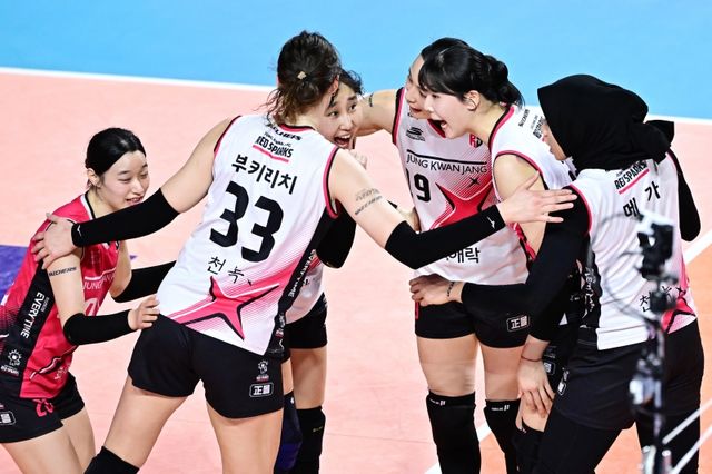 고희진 감독이 이끄는 정관장은 31일 인천 삼산월드체육관에서 열린 도드람 2024~2025 V리그 여자부 흥국생명과의 챔피언결정전 1차전에서 세트스코어 0-3(21-25, 22-25, 19-25) 완패를 당했다. KOVO