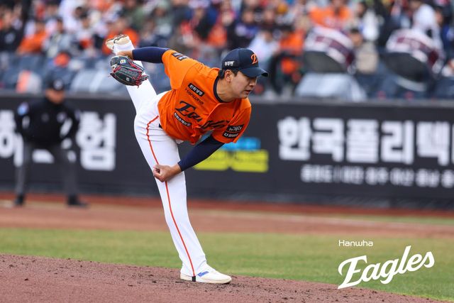 한화 이글스 신인 투수 권민규는 1군 데뷔전이었던 26일 잠실 LG전에서 1이닝 무실점, 홈 데뷔전이었던 대전 KIA전에서 1⅓이닝 무실점을 기록했다. 한화 이글스