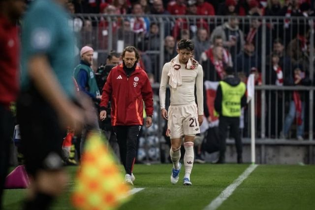 김민재가 부상에 울고 있다. 그러나 팀에서 다른 수비수들이 계속 다쳐나가 남은 경기에서 혹사당할 우려가 제기되고 있다. 독일 매체 다게스차이퉁은 '김민재가 30일 장크트 파울리전에서 풀타임을 뛰었으나 기침과 허리 통증이 심해 고전했다'고 알렸다. 일본인 수비수 이토 히로키까지 다치면서 뮌헨에 수비수가 절대 부족하다. 연합뉴스