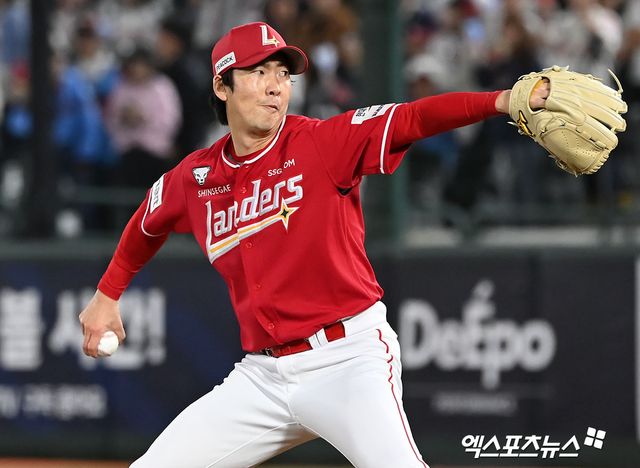 24일 오후 부산 동래구 사직야구장 열린 '2024 신한 SOL Bank KBO리그' SSG 랜더스와 롯데 자이언츠의 경기, 9회말 SSG 문승원이 공을 힘차게 던지고 있다. 엑스포츠뉴스 DB