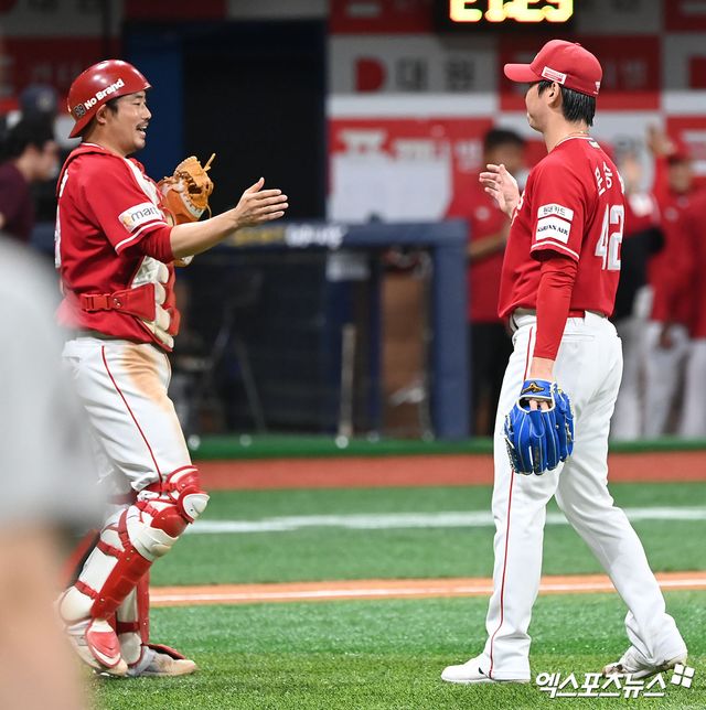 31일 오후 서울 구로구 고척스카이돔에서 열린 '2024 신한 SOL Bank KBO리그' SSG 랜더스와 키움 히어로즈의 경기, SSG가 선발 오원석의 호투에 힘입어 키움에 4:2로 승리하며 2연승을 기록했다. 이날 경기에서 승리한 SSG 선수들이 기뻐하고 있다. 엑스포츠뉴스 DB