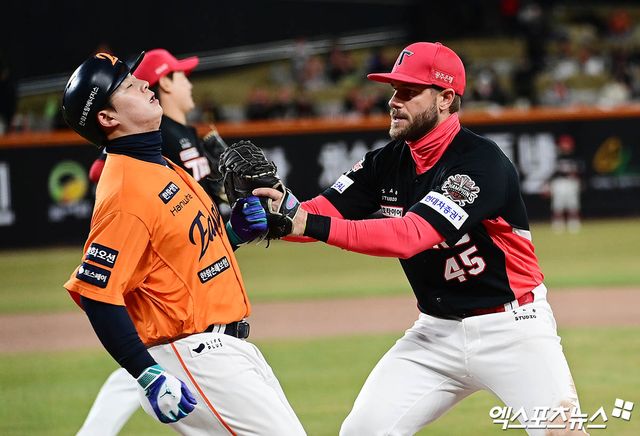 28일 오후 대전한화생명볼파크에서 열린 '2025 신한 SOL Bank KBO리그' 한화 이글스와 KIA 타이거즈의 경기, 7회말 한화 선두타자 노시환이 1루수 땅볼을 때려낸 뒤 KIA 1루수 위즈덤에게 태그아웃 당하고 있다. 엑스포츠뉴스 DB