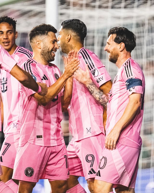 영국 매체 가디언이 3일(한국시간) 미국 메이저리그 사커(MLS) 구단들이 부상으로 메시가 결장하게 되자 이에 사과하고 무료 티켓 등으로 보상하고 있다고 전했다.&nbsp;마이애미 SNS