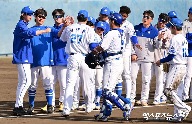 삼성 라이온즈 선수들이 일본 오키나와 스프링캠프 연습경기에서 승리한 뒤 세리머니하고 있다. 엑스포츠뉴스 DB