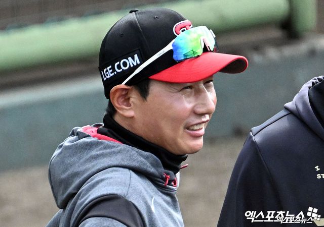 염경엽 LG 감독은 4일 기노자구장에서 열릴 예정이던(우천 취소) SSG와 연습경기를 앞두고 스프링캠프 성과를 총평했다. 엑스포츠뉴스 DB
