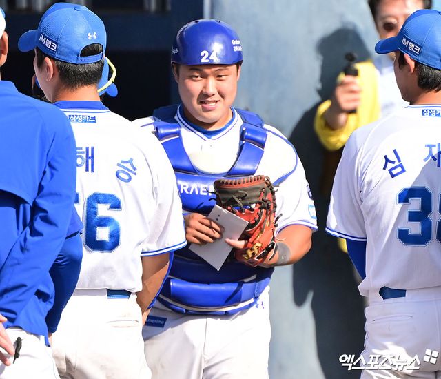 삼성 라이온즈 포수 김도환이 일본 오키나와 스프링캠프 연습경기에서 활약해 승리한 뒤 미소 짓고 있다. 엑스포츠뉴스 DB