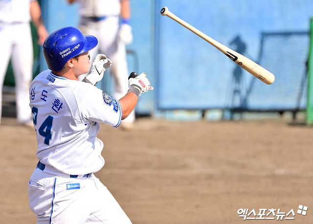 삼성 라이온즈 포수 김도환이 일본 오키나와 스프링캠프 연습경기에서 홈런을 치고 있다. 엑스포츠뉴스 DB