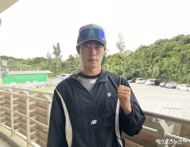 KT 위즈 투수 원상현이 일본 오키나와 스프링캠프에서 인터뷰한 뒤 기념촬영 중이다. 일본 오키나와, 최원영 기자
