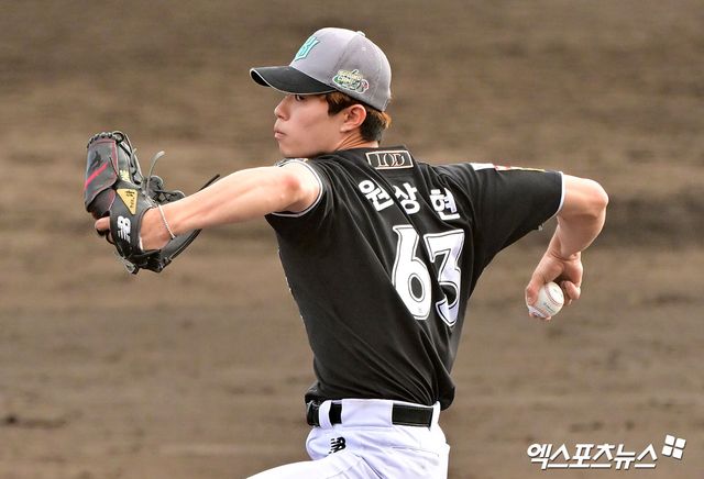 KT 위즈 투수 원상현이 일본 오키나와 스프링캠프 연습경기에 등판해 투구하고 있다. 엑스포츠뉴스 DB