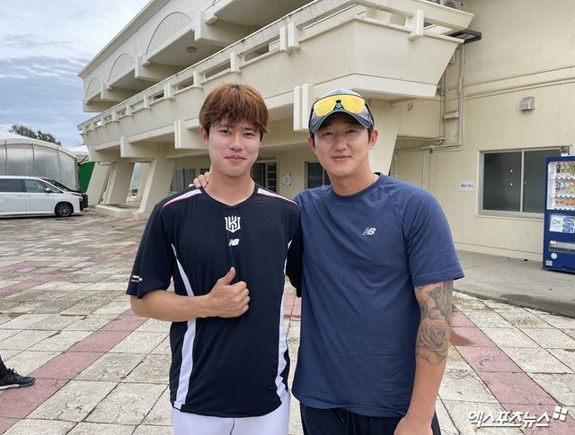 왼쪽부터 KT 위즈 투수 원상현과 외야수 김민혁. 원상현이 4일 훈련 후 갑자기 김민혁과 사진을 찍고 싶다고 해 성사된 기념촬영이다. 일본 오키나와, 최원영 기자