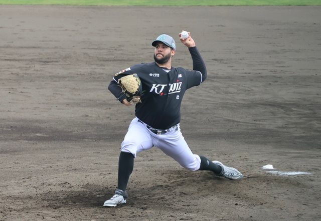 KT 위즈 헤이수스가 일본 오키나와 스프링캠프 연습경기에 등판해 투구하고 있다. KT 위즈