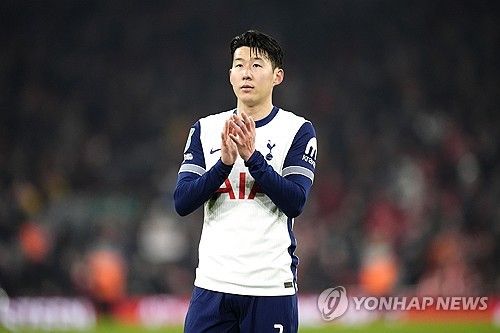 독일 최고 명문 바이에른 뮌헨 러브콜을 받는 것으로 알려진 손흥민에 대해 토트넘은 일단 방출 리스트에는 그를 올려놓지 않는 등 동행할 생각이 있는 것으로 보인다. 풋볼 런던에서 토트넘 전문기자로 활동하고 있는 알레스데어 골드는 지난 4일 토트넘 방출리스트 7명을 뽑아냈는데 히샬리송, 이브 비수마, 세르히오 레길론, 프레이저 포스터 등이 포함됐으나 손흥민은 없는 것으로 드러났다. 다만 손흥민에 대한 적절한 제안이 오고, 손흥민도 가길 원할 경우 대반전이 일어날 순 있다. 연합뉴스