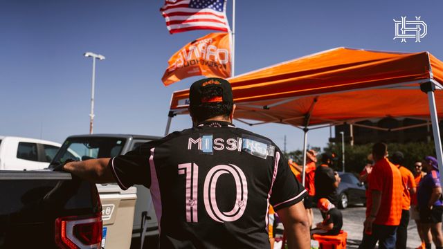 영국 매체 가디언이 3일(한국시간) 미국 메이저리그 사커(MLS) 구단들이 부상으로 메시가 결장하게 되자 이에 사과하고 무료 티켓 등으로 보상하고 있다고 전했다.&nbsp;휴스턴 디나모