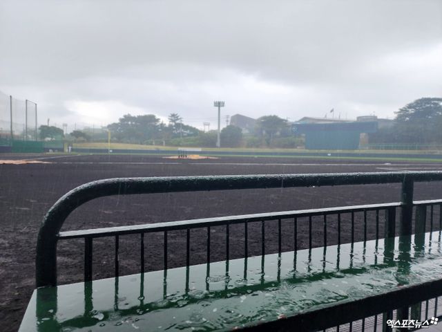 LG와 SSG는 4일 기노자구장에서 연습경기를 치를 예정이었으나 경기장에 내린 폭우 탓에 맞대결을 펼치지 못했다. 오키나와, 박정현 기자