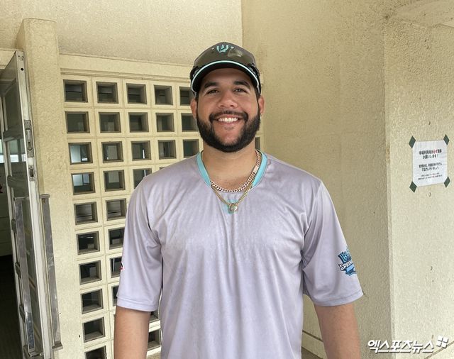 KT 위즈 선발투수 헤이수스가 일본 오키나와 스프링캠프에서 인터뷰를 마친 뒤 기념촬영하고 있다. 일본 오키나와, 최원영 기자