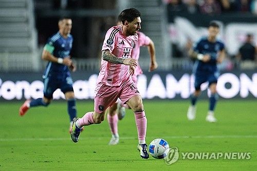 영국 매체 가디언이 3일(한국시간) 미국 메이저리그 사커(MLS) 구단들이 부상으로 메시가 결장하게 되자 이에 사과하고 무료 티켓 등으로 보상하고 있다고 전했다.&nbsp;연합뉴스