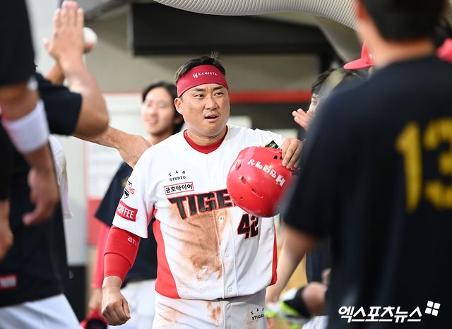 KIA 타이거즈 포수 김태군이 지난해 정규시즌 경기에서 득점 후 동료들과 하이파이브하고 있다. 엑스포츠뉴스 DB