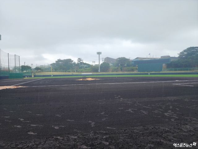 LG와 SSG는 4일 기노자구장에서 연습경기를 치를 예정이었으나 경기장에 내린 폭우 탓에 맞대결을 펼치지 못했다. 오키나와, 박정현 기자