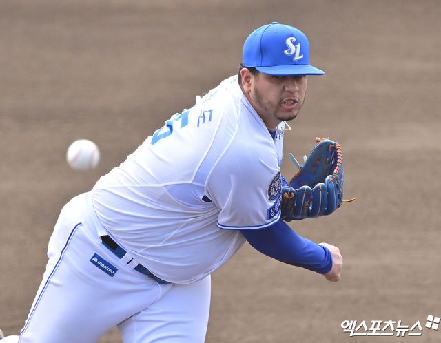삼성 라이온즈 선발투수 아리엘 후라도가 일본 오키나와 스프링캠프 연습경기에 등판해 투구하고 있다. 엑스포츠뉴스 DB