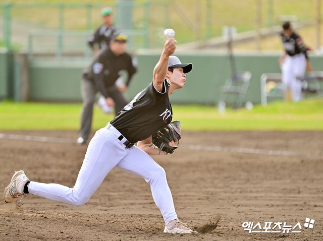 KT 위즈 투수 원상현이 일본 오키나와 스프링캠프 연습경기에 등판해 투구하고 있다. 엑스포츠뉴스 DB