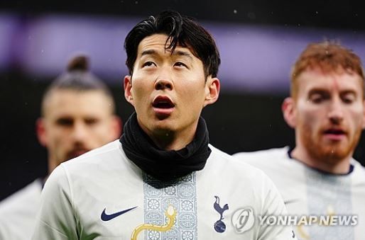 독일 최고 명문 바이에른 뮌헨 러브콜을 받는 것으로 알려진 손흥민에 대해 토트넘은 일단 방출 리스트에는 그를 올려놓지 않는 등 동행할 생각이 있는 것으로 보인다. 풋볼 런던에서 토트넘 전문기자로 활동하고 있는 알레스데어 골드는 지난 4일 토트넘 방출리스트 7명을 뽑아냈는데 히샬리송, 이브 비수마, 세르히오 레길론, 프레이저 포스터 등이 포함됐으나 손흥민은 없는 것으로 드러났다. 다만 손흥민에 대한 적절한 제안이 오고, 손흥민도 가길 원할 경우 대반전이 일어날 순 있다. 연합뉴스