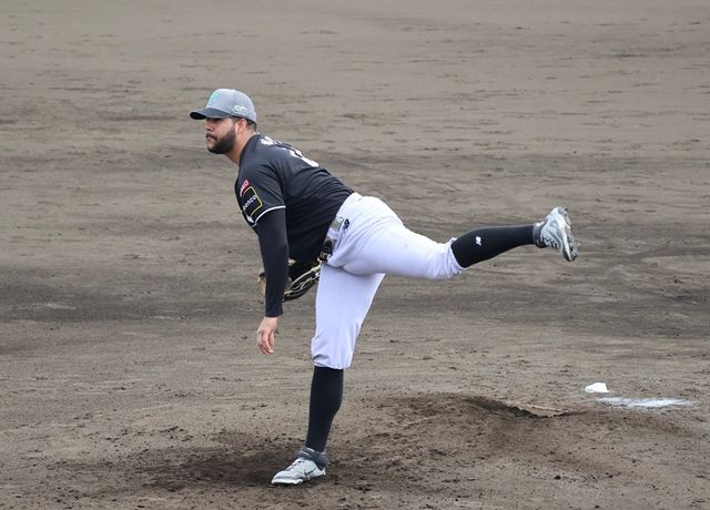 KT 위즈 헤이수스가 일본 오키나와 스프링캠프 연습경기에 등판해 투구하고 있다. KT 위즈