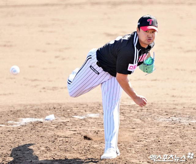 LG 투수 허준혁은 지난 1일 아카마구장에서 열린 삼성과 연습경기에서 1이닝 3탈삼진으로 눈길을 끌었다. 스프링캠프 기간 두각을 드러낸 허준혁은 다가올 2025시즌 불펜진 한자리를 채워주리라 많은 기대를 받고 있다. 엑스포츠뉴스 DB