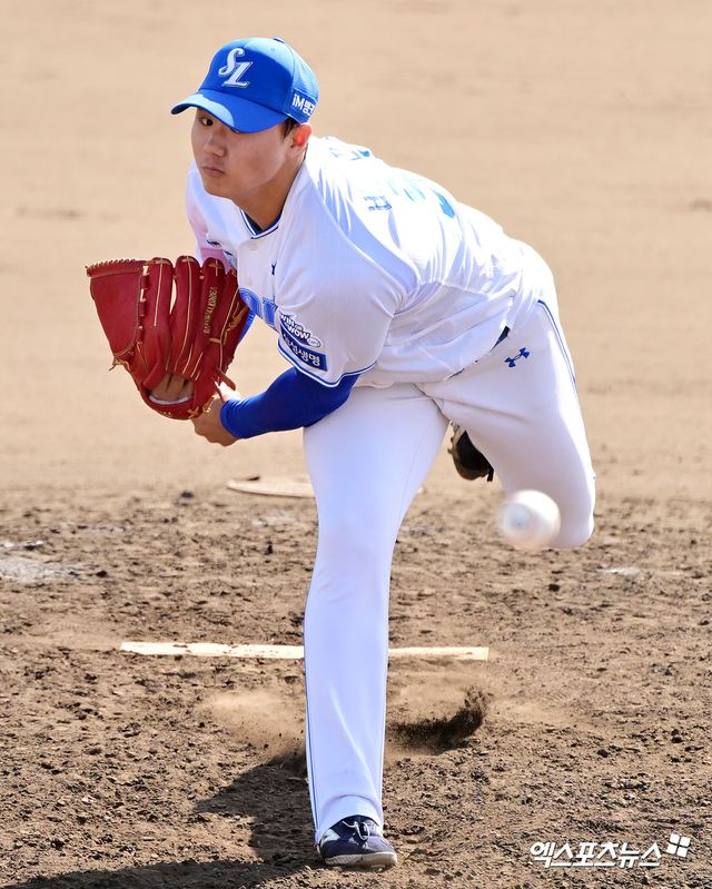 삼성 라이온즈 신인 투수 배찬승이 일본 오키나와 스프링캠프 연습경기에 등판해 역투하고 있다. 엑스포츠뉴스 DB
