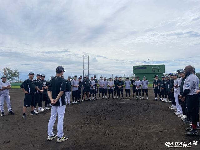 KT 위즈 투수 원상현이 4일 일본 오키나와 스프링캠프에서 특별 MVP를 수상한 뒤 소감을 말하고 있다. 일본 오키나와, 최원영 기자