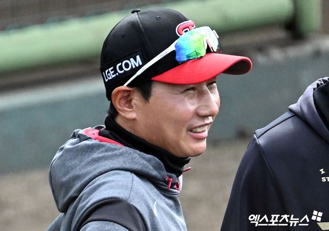 27일 오후 일본 오키나와 킨 구장에서 열리는 LG 트윈스와 KIA 타이거즈의 연습경기, LG 염경엽 감독이 미소를 보이고 있다. 엑스포츠뉴스 DB