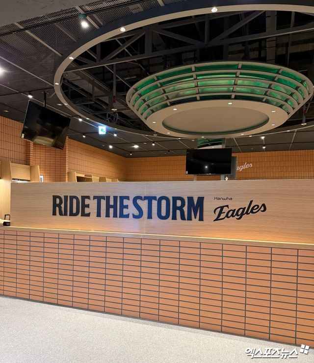 대전광역시는 5일 한화의 새 홈구장 대전 한화생명 볼파크의 개장식을 열었다. 한화 선수단은 전날 스프링캠프를 마치고 일본 오키나와에서 귀국했고, 주장 채은성을 비롯해 최재훈, 이태양, 황영묵, 노시환, 문동주가 팬사인회 참석을 위해 이날 신구장을 찾았다. 대전, 조은혜 기자