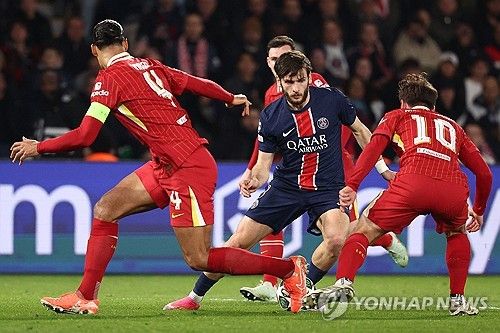 PSG가 6일(한국시간) 프랑스 파리에 있는 파르크 데 프랭스에서 열린 리버풀과의 2024-2025시즌 유럽축구연맹(UEFA) 챔피언스리그 16강 1차전에서 극적인 하비 엘리엇의 골에 0-1로 패했다.&nbsp;연합뉴스