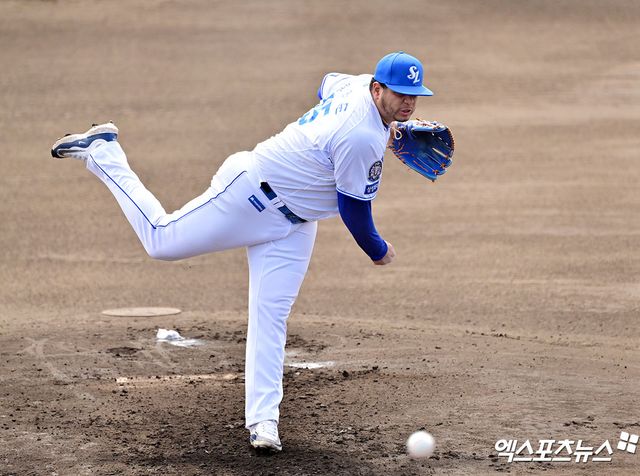 삼성 라이온즈 선발투수 아리엘 후라도가 일본 오키나와 스프링캠프 연습경기에 등판해 투구하고 있다. 엑스포츠뉴스 DB